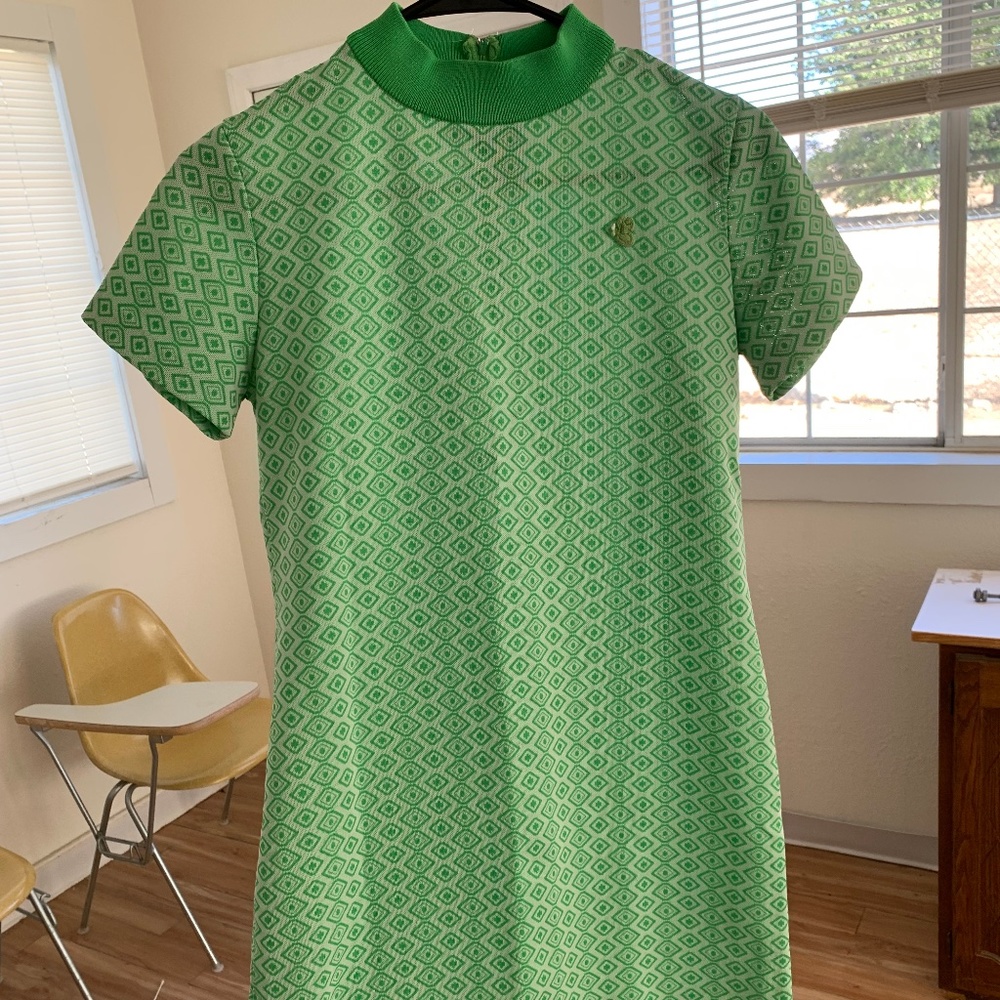 *SOLD* Adorable lime green geometric print vintage shift mini dress size small